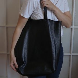 Cuyana tall structured leather tote - black